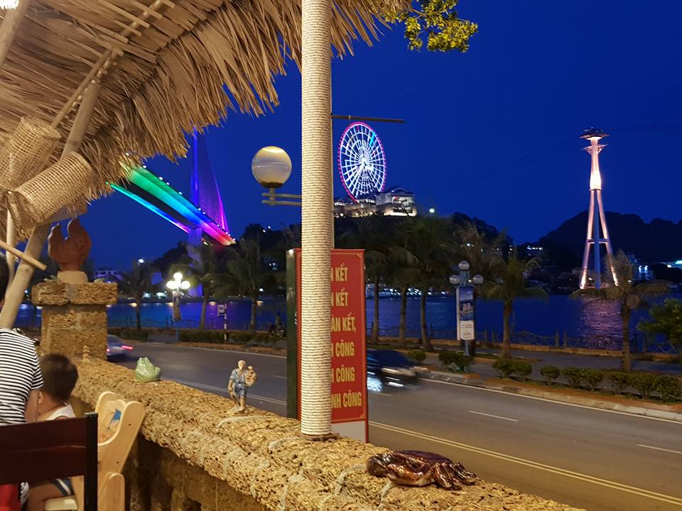 Nhà hàng hướng biển, cạnh chân cầu Bãi Cháy và các khu vui chơi bên bờ Vịnh